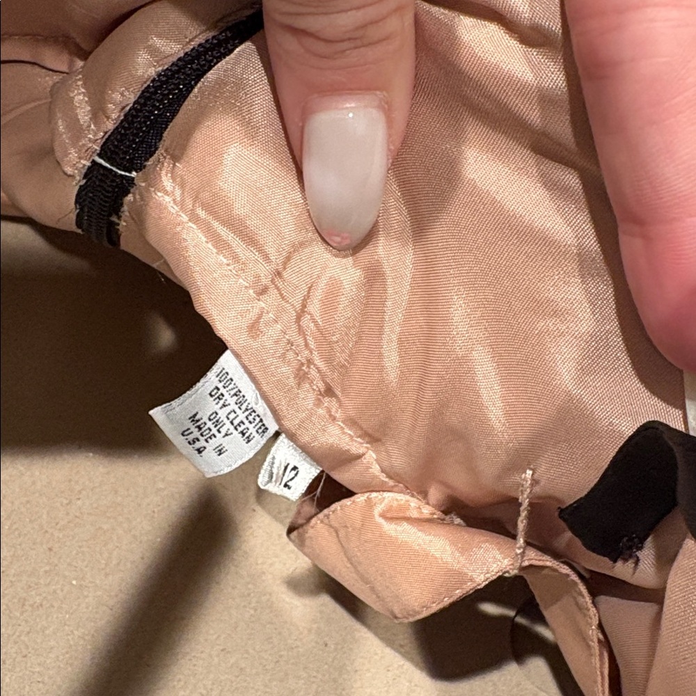 Elegant Black and Cream Lace Dress - Picture 9 of 11